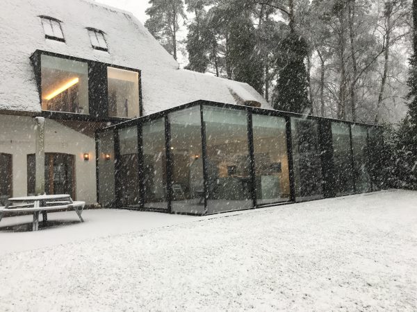 Huis met veranda in de winter, verwarming veranda