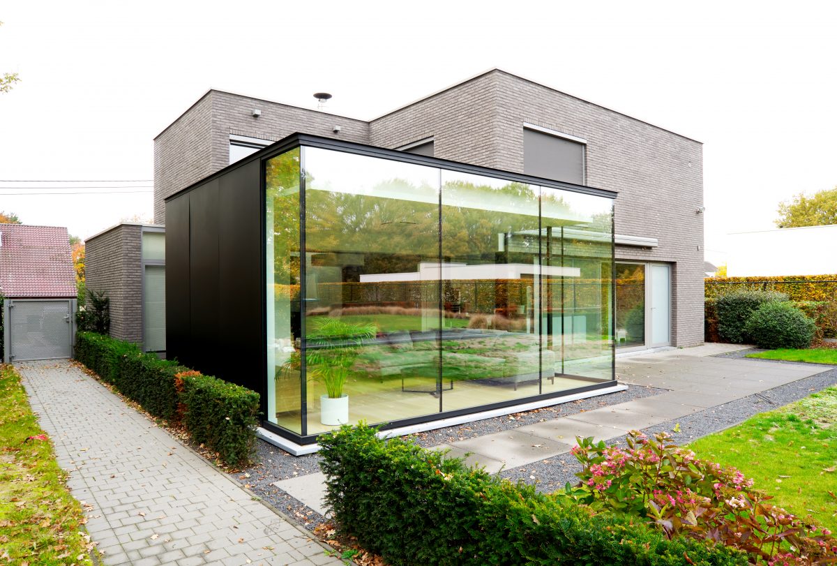 Strakke zwarte veranda met gesloten wand