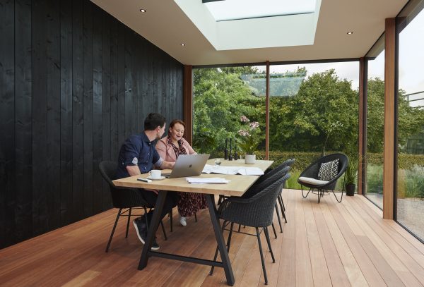 Mordene veranda met gesloten wand hout