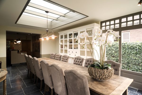 Gesloten veranda met kast tegen wand