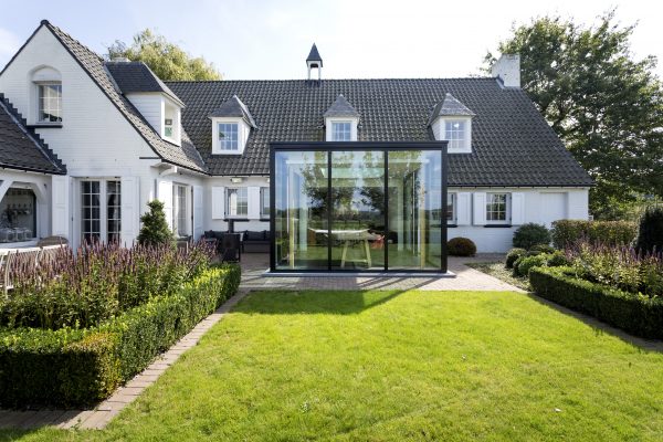 Hoeve met moderne veranda en grote tuin