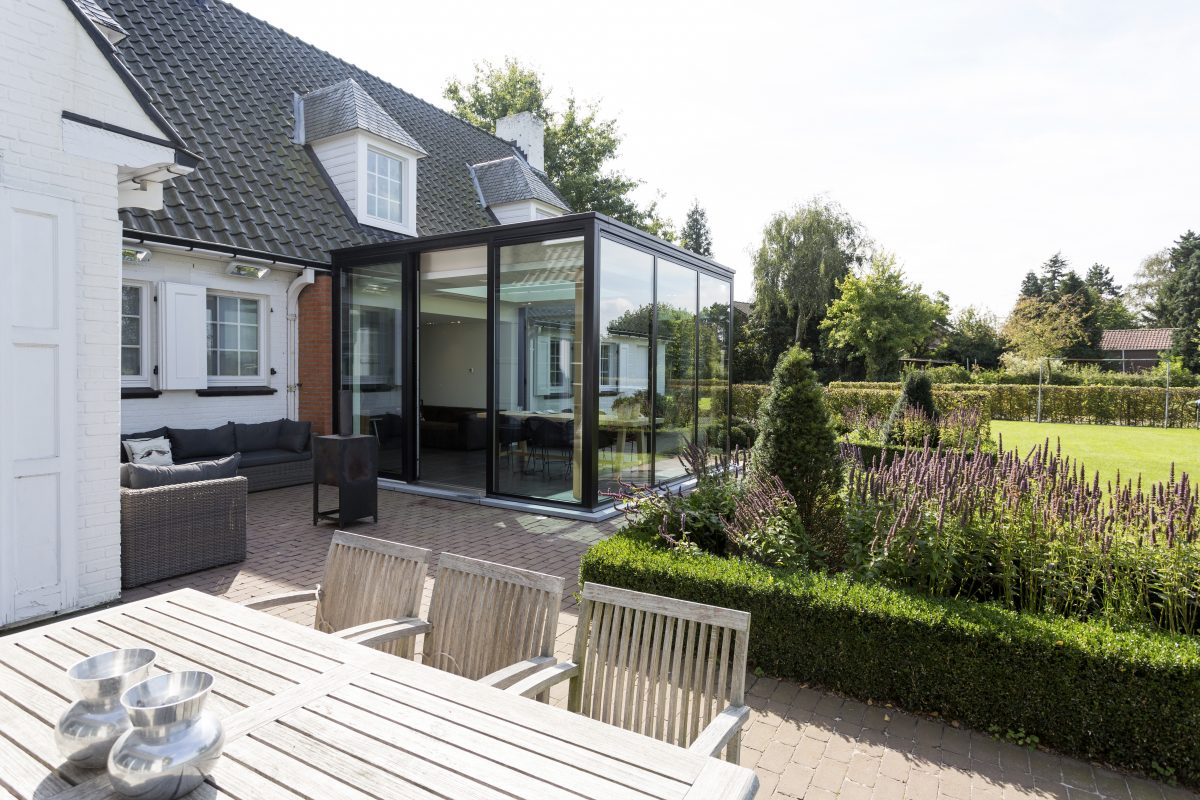 Hoeve met moderne veranda en terras