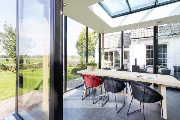 Moderne veranda met eettafel