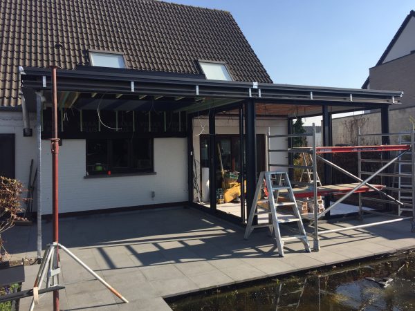 Montage van een veranda