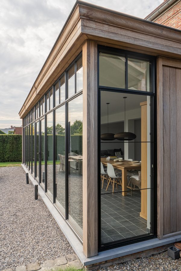 Veranda houten gevelbekleding, palen en aluminium profielen