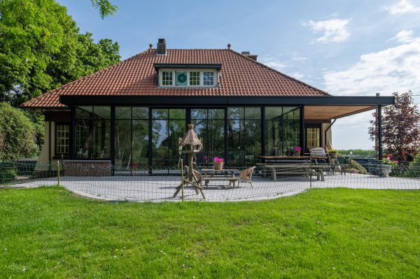 Moderne veranda aan woning in landelijke stijl