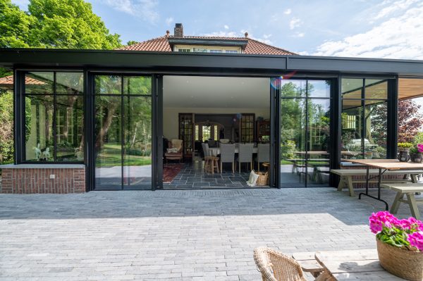 Aluminium veranda met schuifwanden voorkant