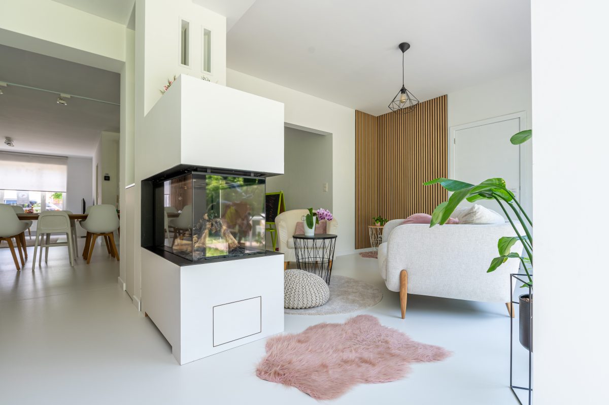 Veranda met zithoek en doorkijkhaard