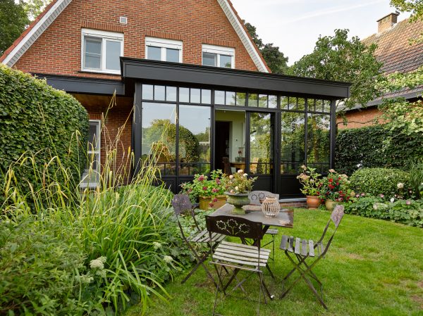 Moderne veranda aan oudere woning