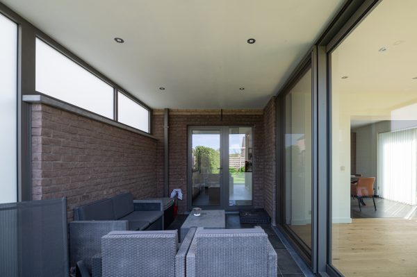 Overdekt terras van moderne woning