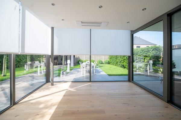 Moderne veranda binnenkant met zonwering