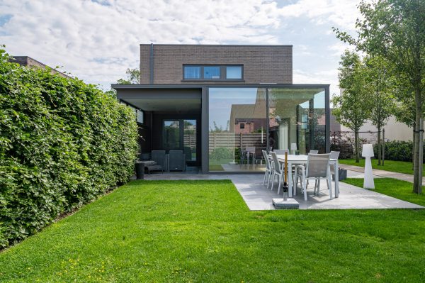 Moderne woning met moderne veranda en pergola