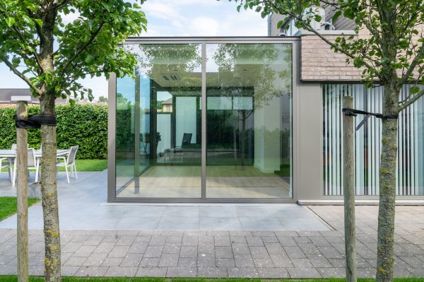 Moderne woning met moderne veranda