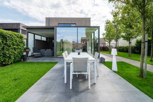 Moderne woning met moderne veranda en pergola