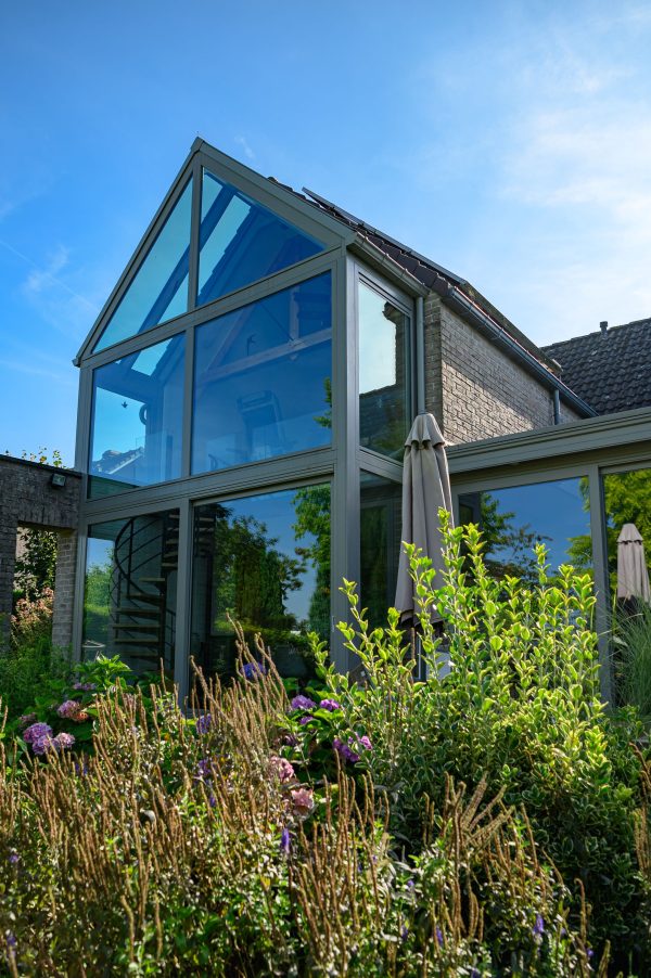 Woning met veranda en glazen aanbouw - woonuitbreiding
