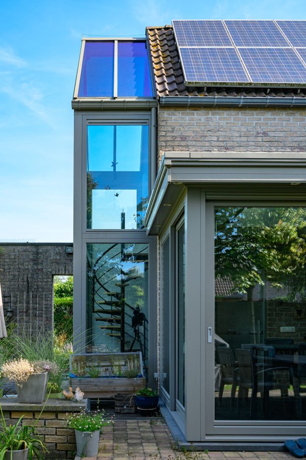 Woning met veranda en glazen aanbouw - woonuitbreiding