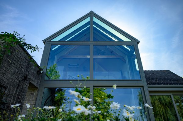Woning met glazen aanbouw - woonuitbreiding