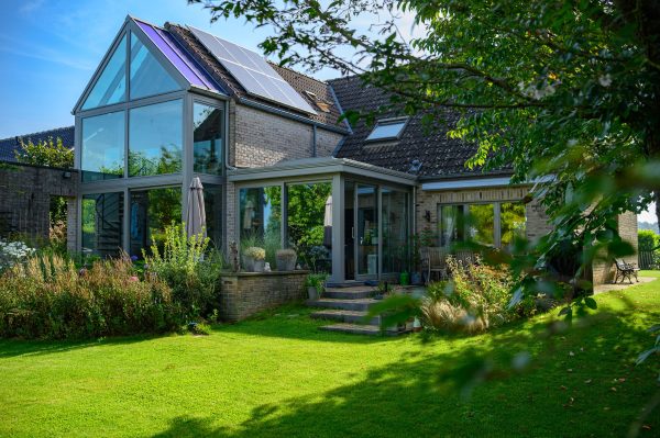 Woning met veranda en glazen aanbouw - woonuitbreiding