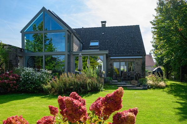 Woning met veranda en glazen aanbouw - woonuitbreiding
