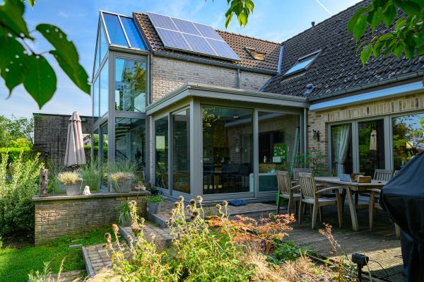 Woning met veranda en glazen aanbouw - woonuitbreiding