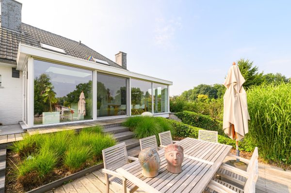 Realisatie moderne witte aluminium veranda buitenkant