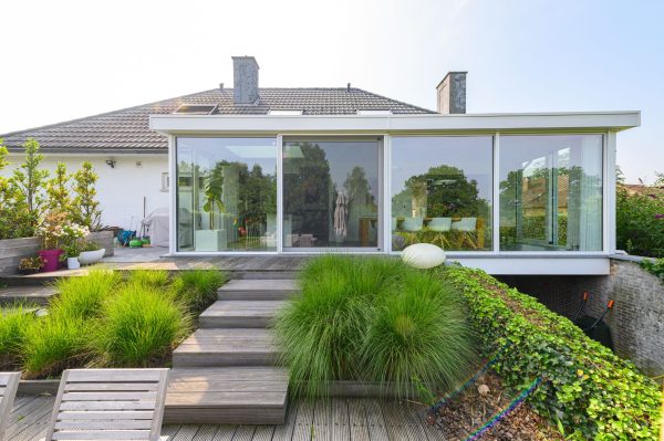 Realisatie moderne witte aluminium veranda buitenkant