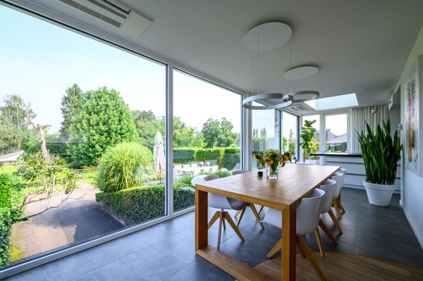 Realisatie moderne witte aluminium veranda interieur