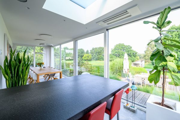 Realisatie moderne witte aluminium veranda interieur