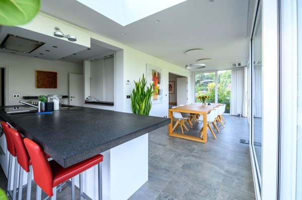 Realisatie moderne witte aluminium veranda interieur