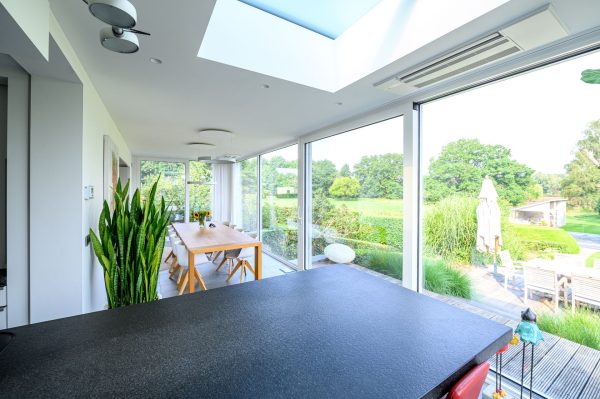 Realisatie moderne witte aluminium veranda interieur