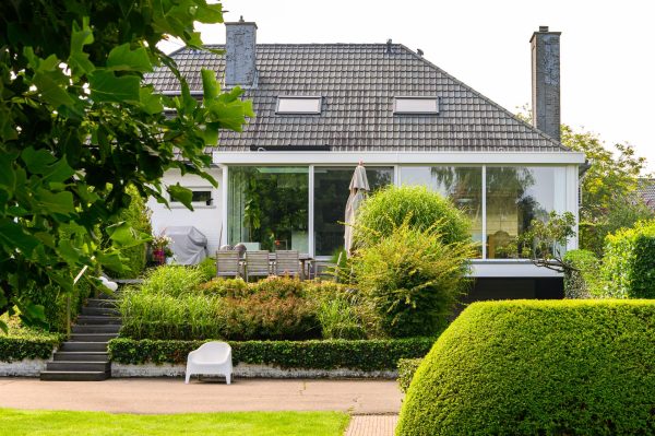 Realisatie moderne witte aluminium veranda buitenkant