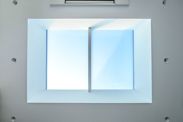 Realisatie moderne witte aluminium veranda lichtstraat