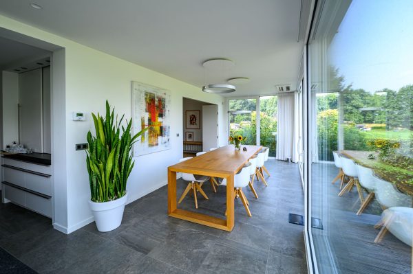 Realisatie moderne witte aluminium veranda interieur
