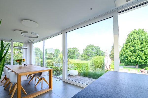 Realisatie moderne witte aluminium veranda interieur