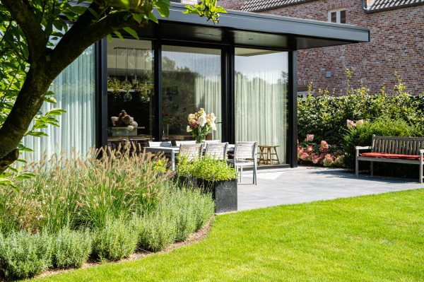 Moderne zwarte aluminium veranda