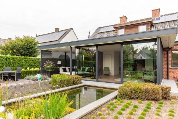 Moderne veranda met pergola
