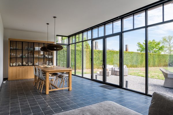 Interieur moderne aluminium veranda met donkere tegels