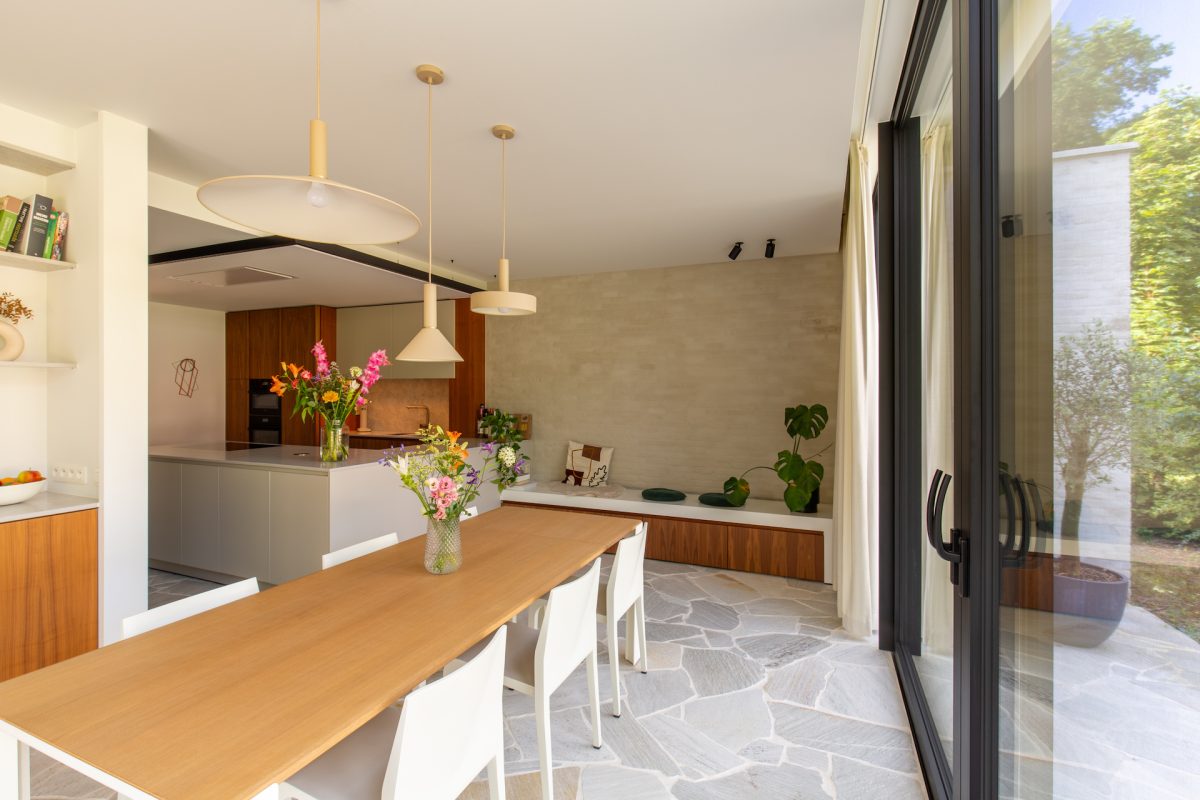 Moderne tuinkamer met veel lichtinval