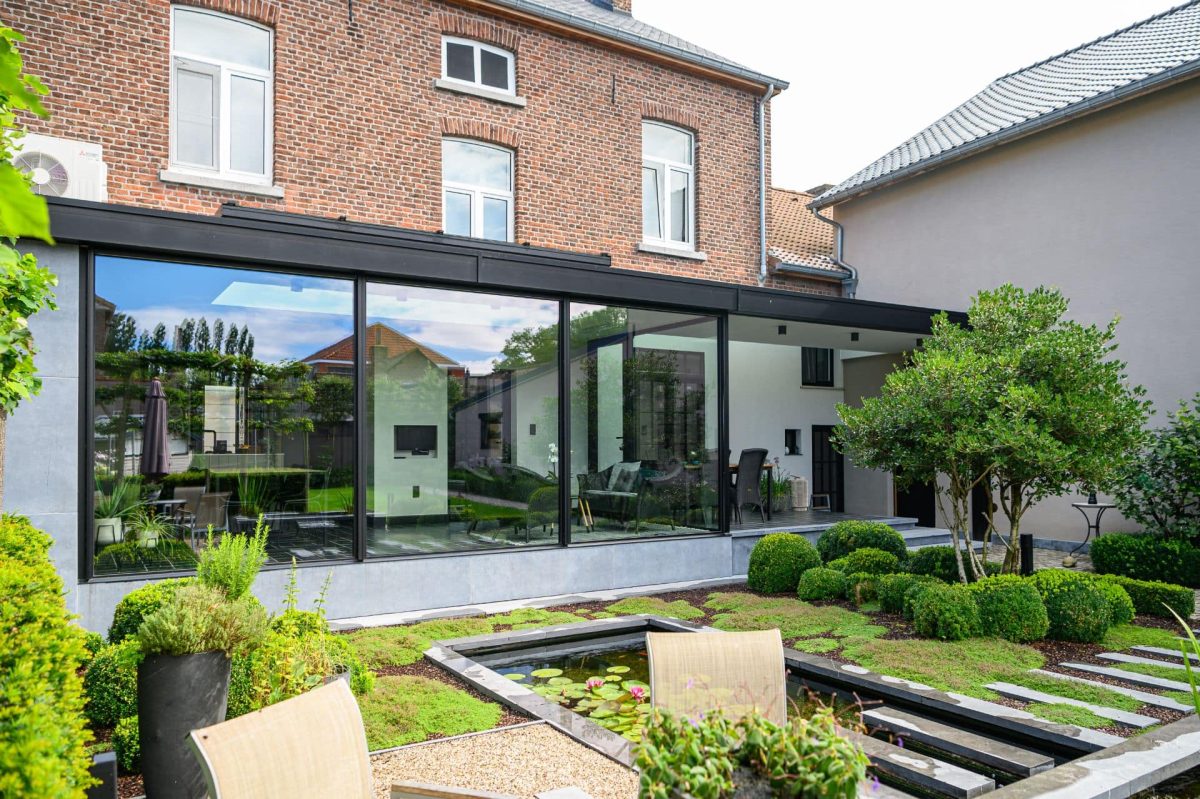 Glazen aanbouw in stadstuin