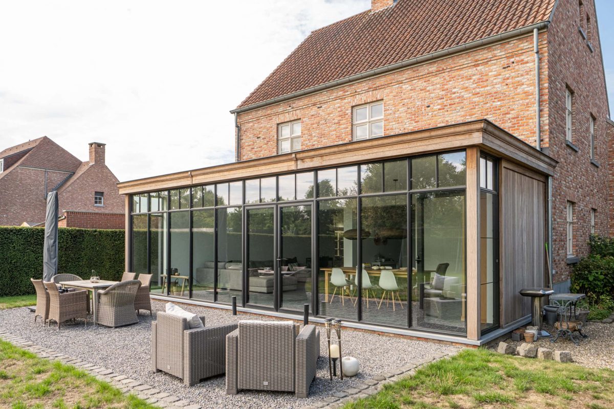 Glazen aanbouw aan pastorijwoning