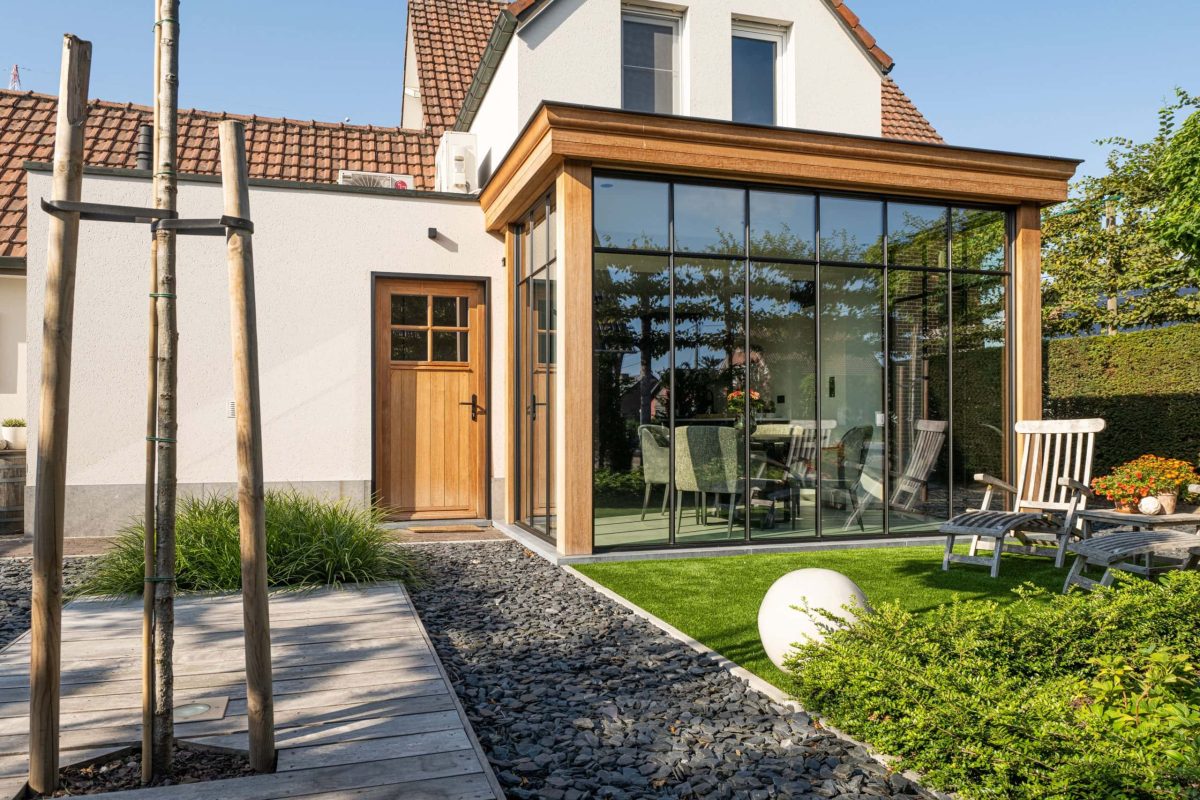 Glazen aanbouw als keukenuitbreiding