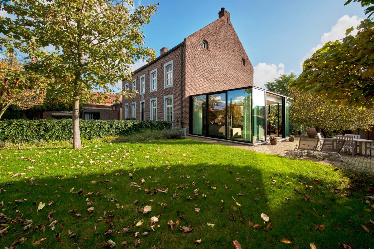 Glazen aanbouw klassieke woning