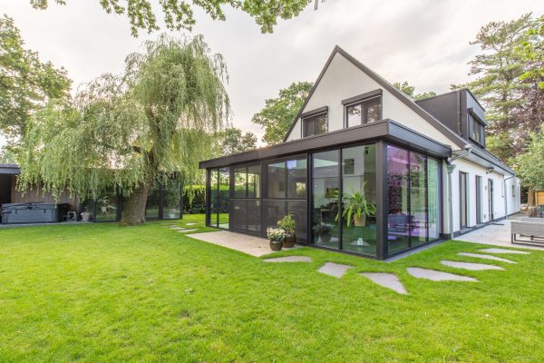 Tuinkamer in groene tuin
