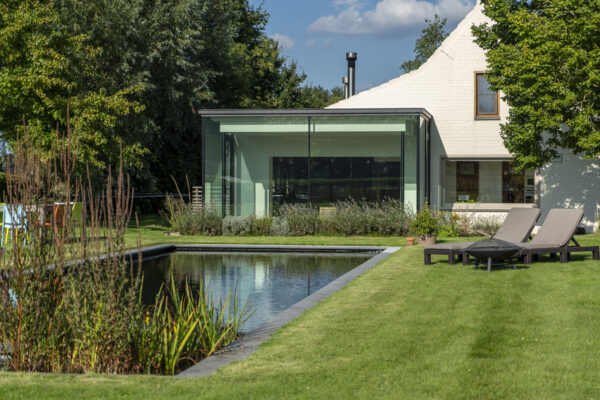 aluminium overkapping met een dakconstructie in hout