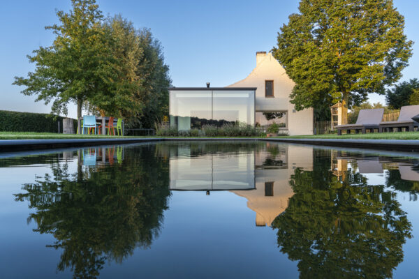 aluminium overkapping met een dakconstructie in hout